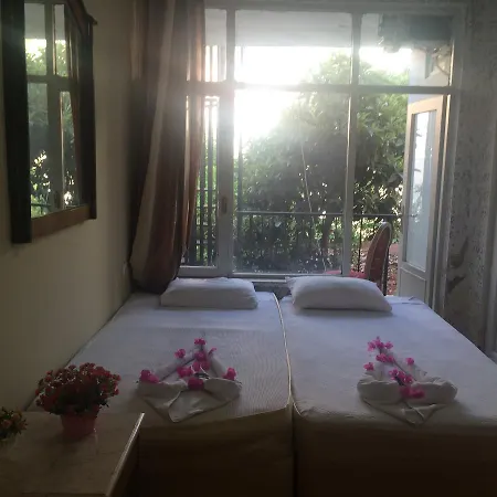 Uyar Palace Albergue *