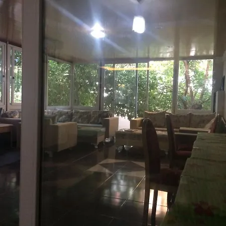 Uyar Palace Albergue *