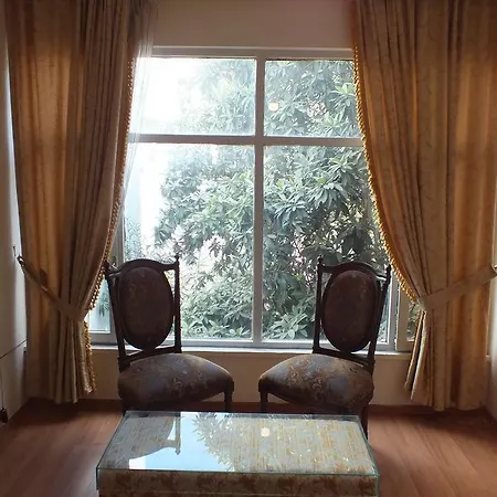 Uyar Palace Albergue *