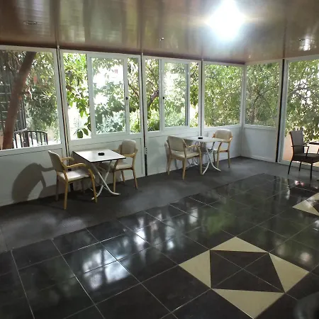 Uyar Palace Albergue *