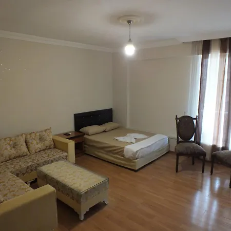 Uyar Palace Albergue *